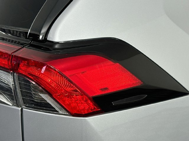 Used 2022 Toyota RAV4 Limited FWD image 31