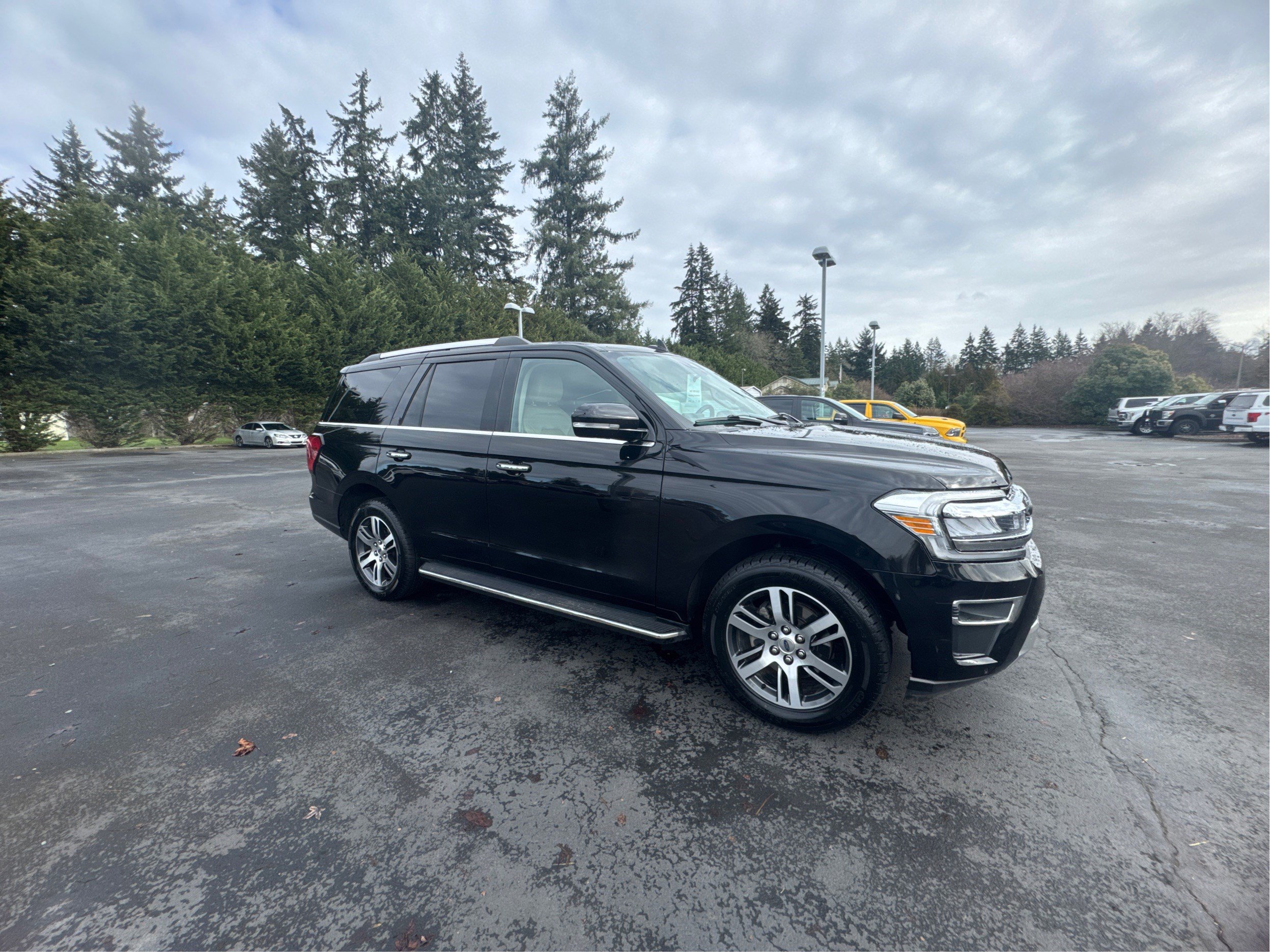 Used 2023 Ford Expedition Limited image 2