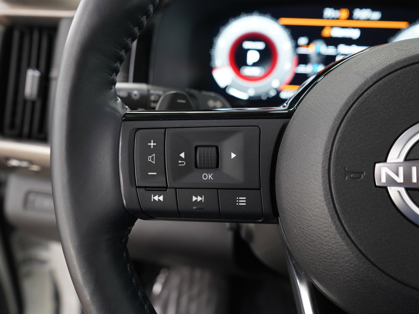 Used 2023 Nissan Pathfinder Platinum image 29