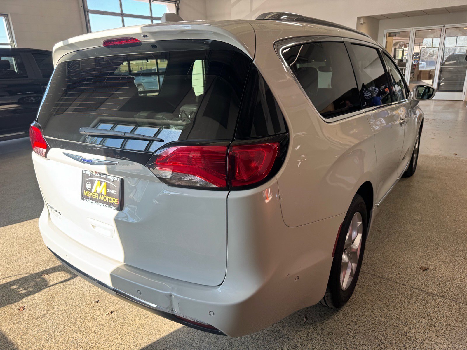 Used 2019 Chrysler Pacifica Touring-L Plus w/ Advanced Safetytec Group FWD image 5