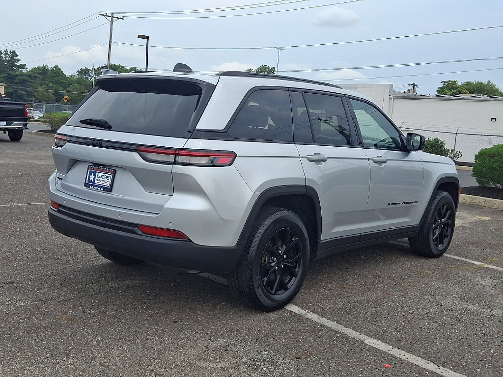 Used 2024 Jeep Grand Cherokee Altitude AWD/4WD image 12