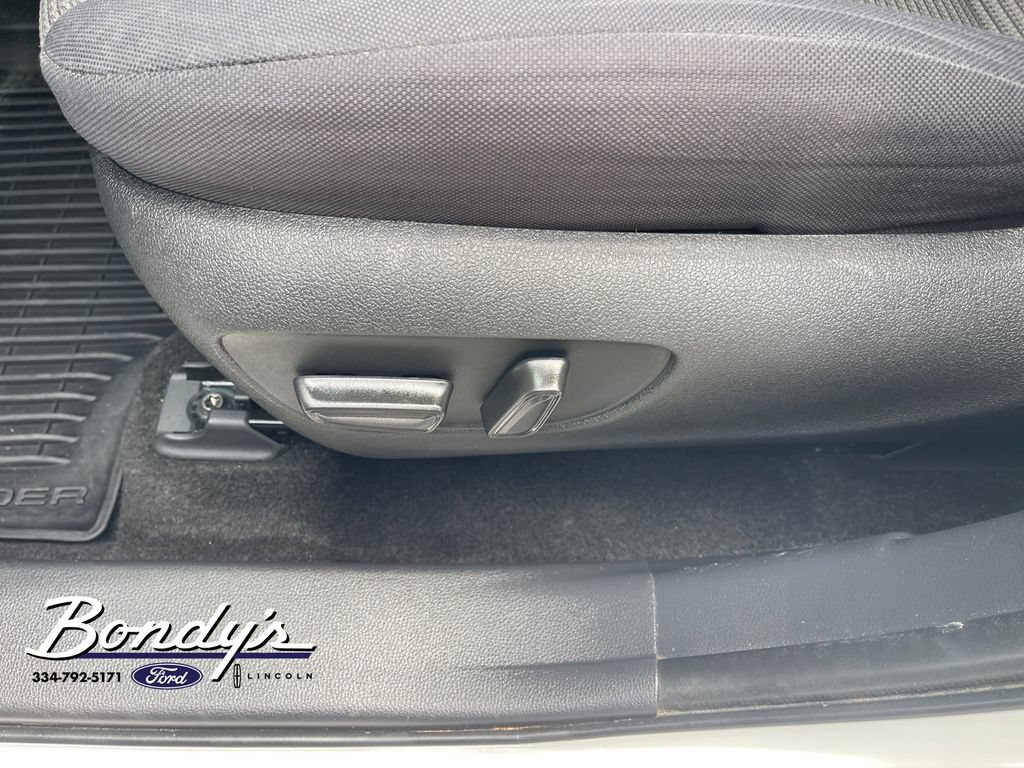 Used 2023 Toyota Highlander LE FWD image 9