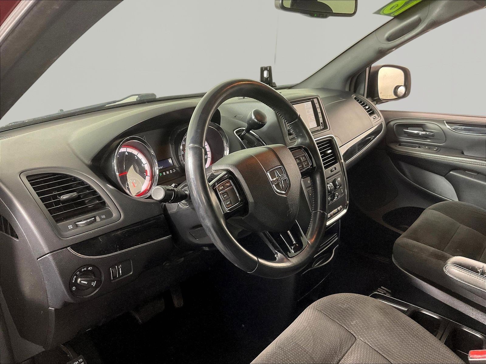 Used 2018 Dodge Grand Caravan SE FWD image 17