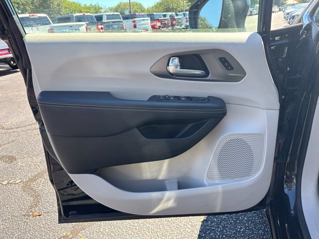 Used 2023 Chrysler Pacifica Touring-L FWD image 12