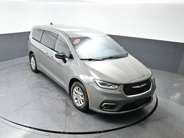 Used 2025 Chrysler Pacifica Select image 40