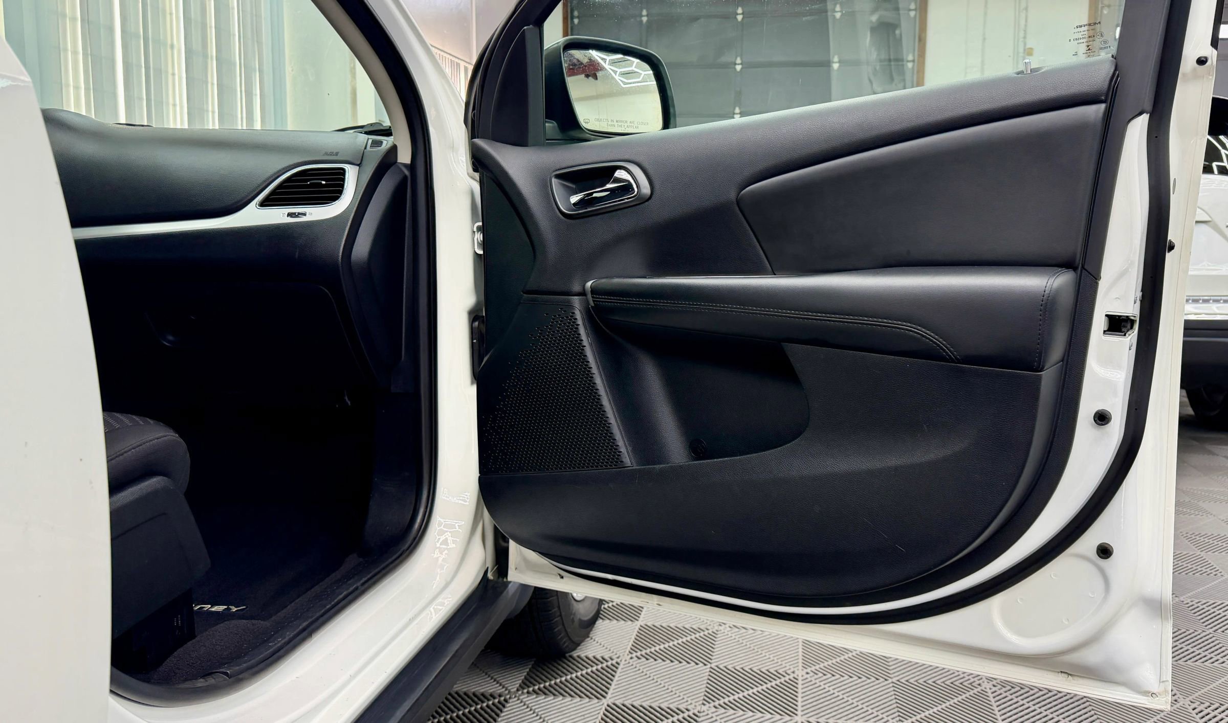 Used 2015 Dodge Journey SXT w/ Flexible Seating Group image 8