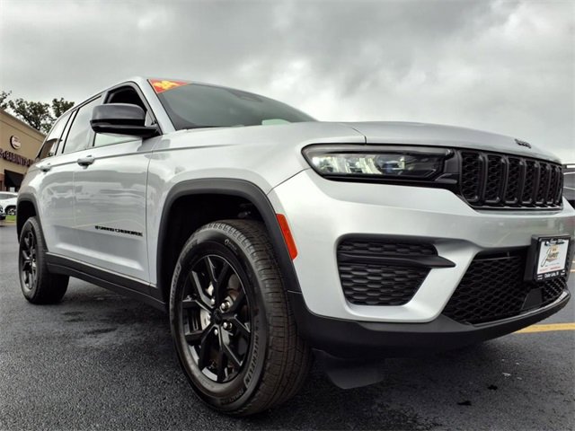 Used 2024 Jeep Grand Cherokee Altitude image 9