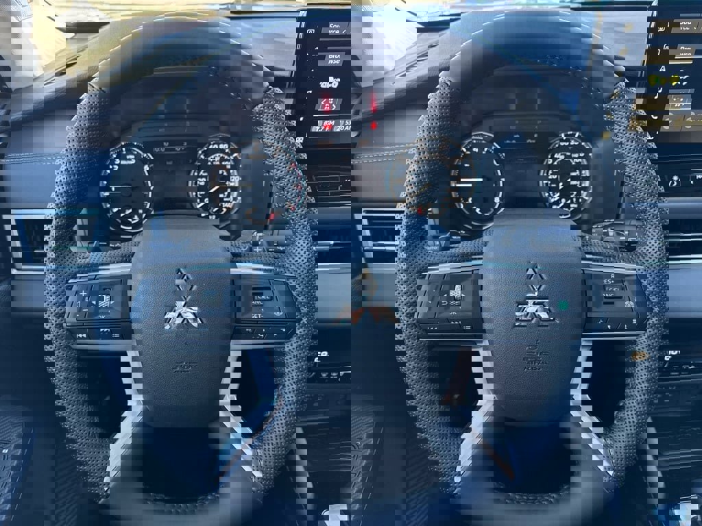 New 2025 Mitsubishi Outlander SE image 15