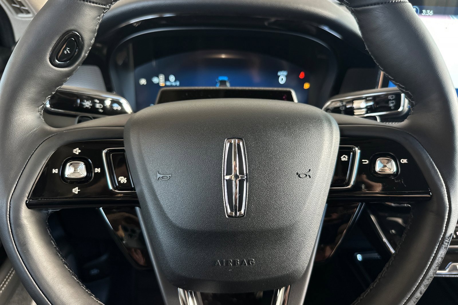 New 2025 Lincoln Corsair Reserve w/ Equipment Group 202A image 23