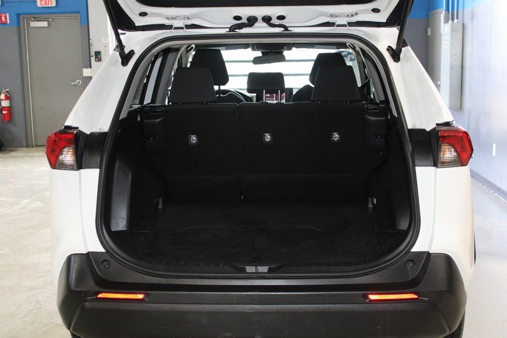 Used 2021 Toyota RAV4 LE image 39