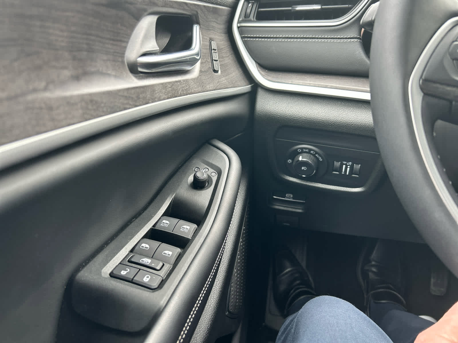 Used 2025 Jeep Grand Cherokee L Limited w/ Black Appearance Package image 25