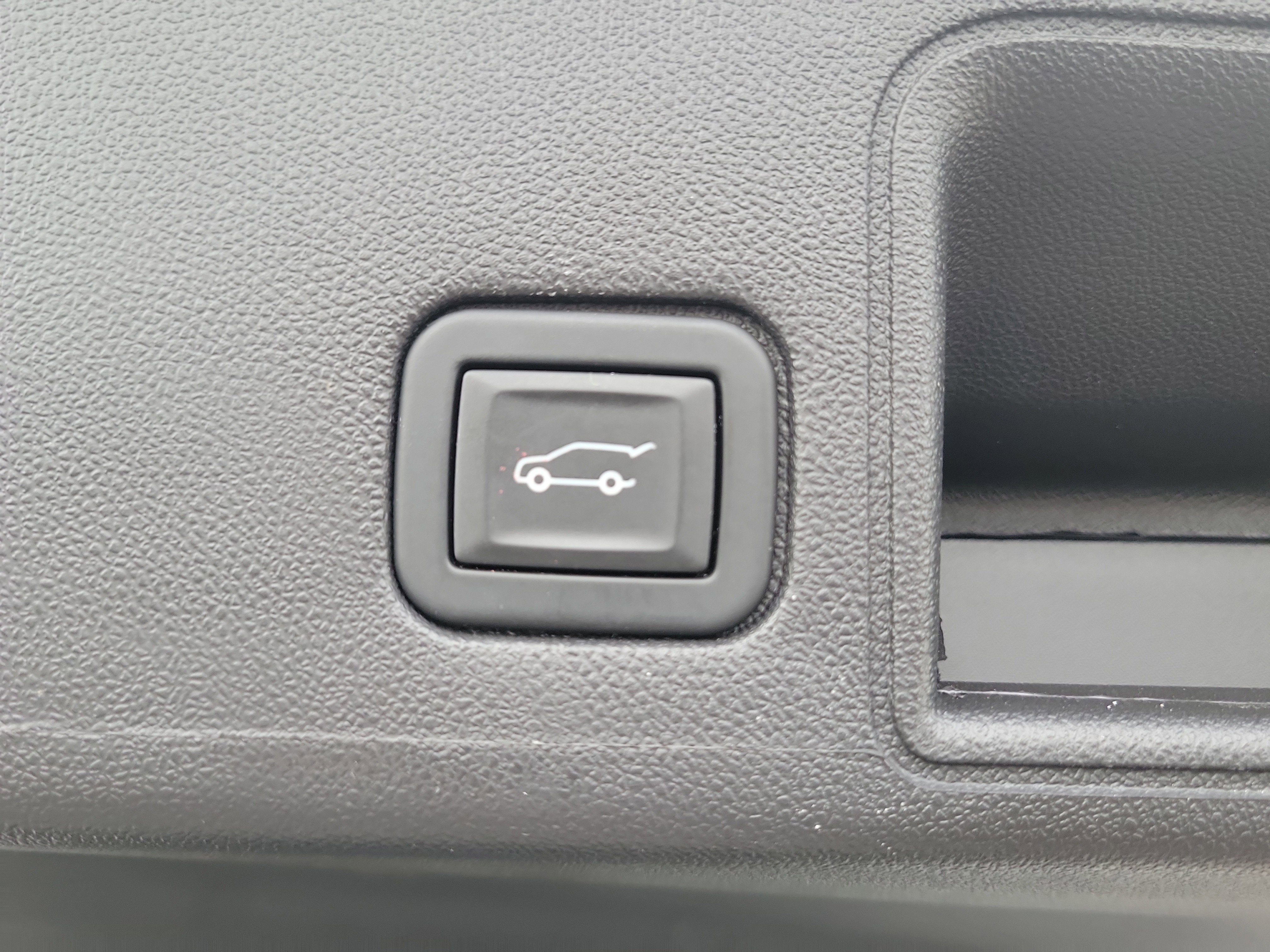 Used 2024 GMC Terrain SLT w/ Infotainment Package II image 9