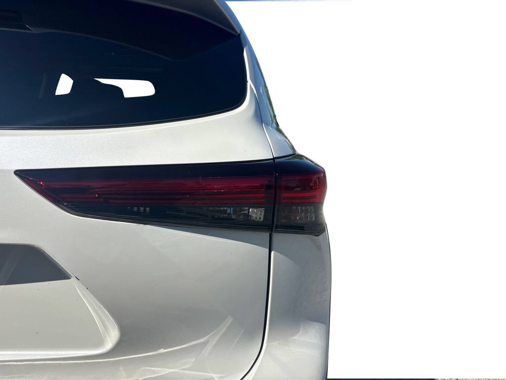 Used 2020 Toyota Highlander XLE AWD/4WD image 32