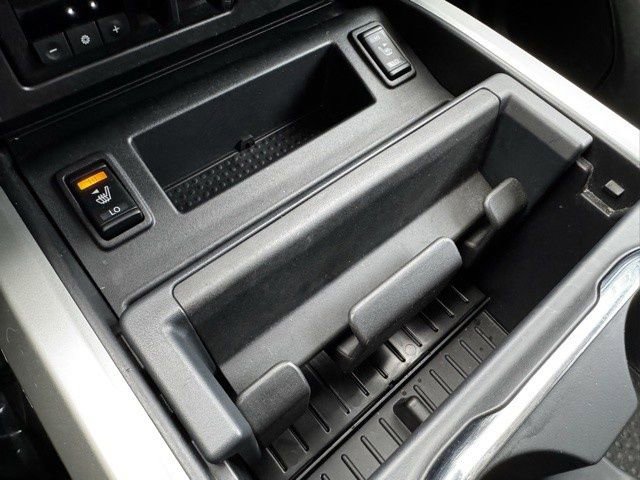 Used 2020 Nissan Titan SV image 15