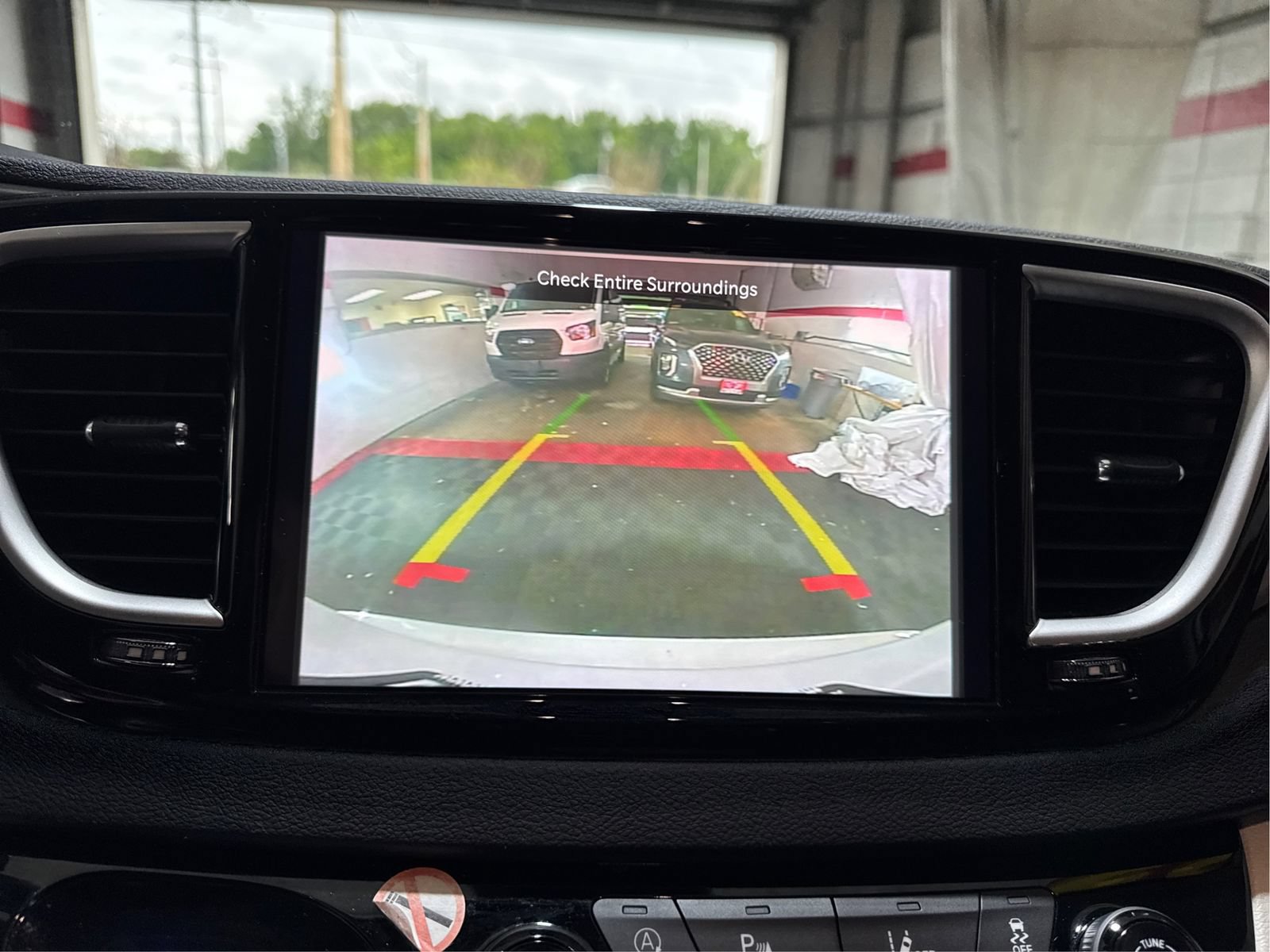 Used 2023 Chrysler Pacifica Touring-L FWD image 27