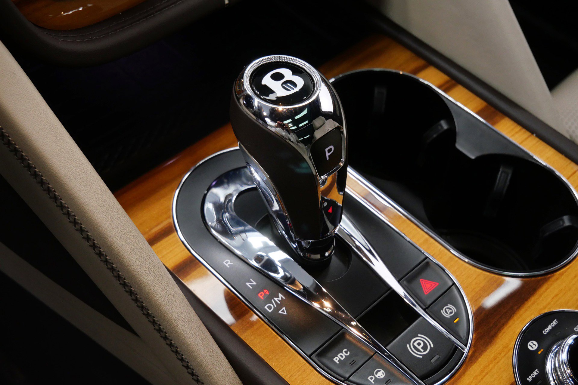 Used 2021 Bentley Bentayga Plug-In Hybrid image 27