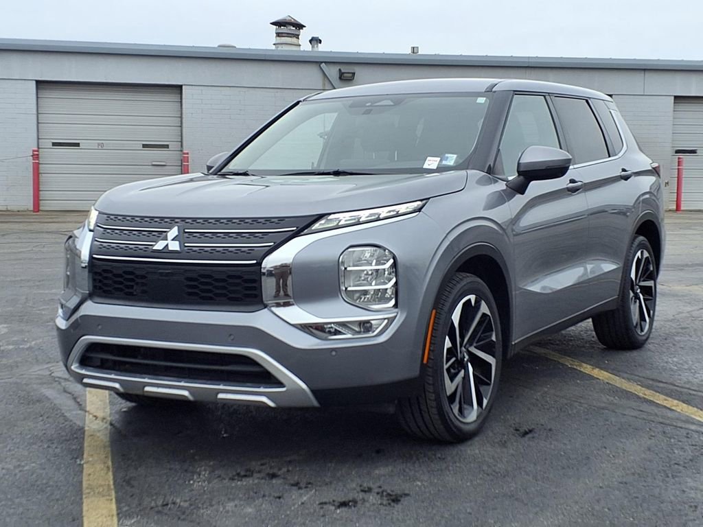 Used 2024 Mitsubishi Outlander SE image 2