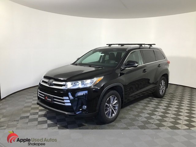 Used 2017 Toyota Highlander XLE image 3