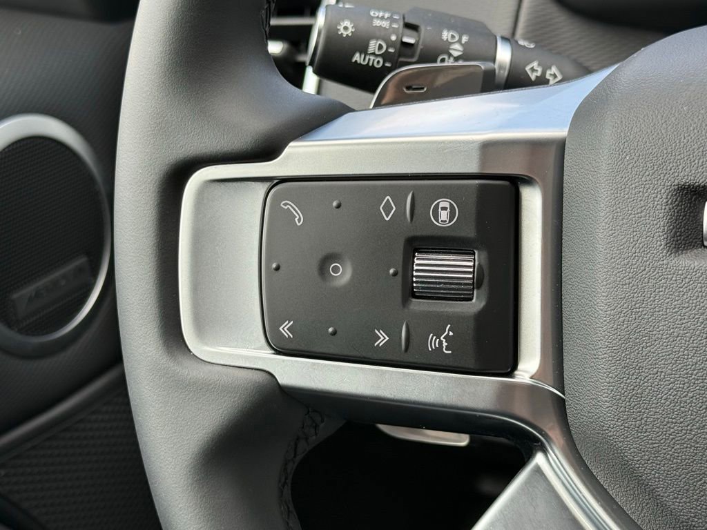 Certified 2025 Land Rover Discovery Dynamic SE image 19