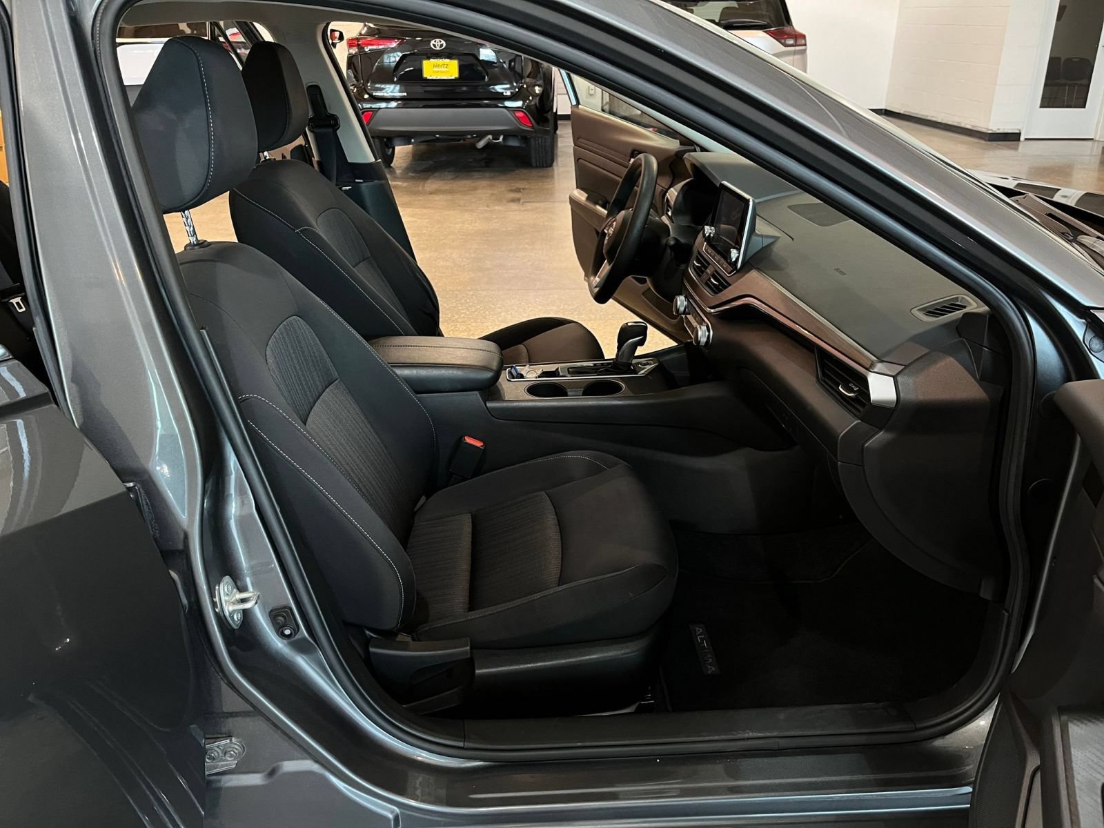 Used 2025 Nissan Altima 2.5 SV FWD image 35