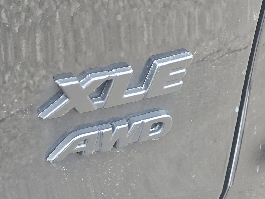 Used 2020 Toyota RAV4 XLE Premium image 4