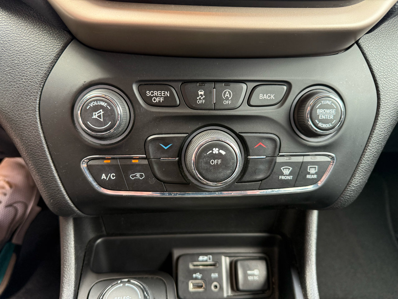 Used 2017 Jeep Cherokee Latitude w/ Safety/Convenience Group image 11