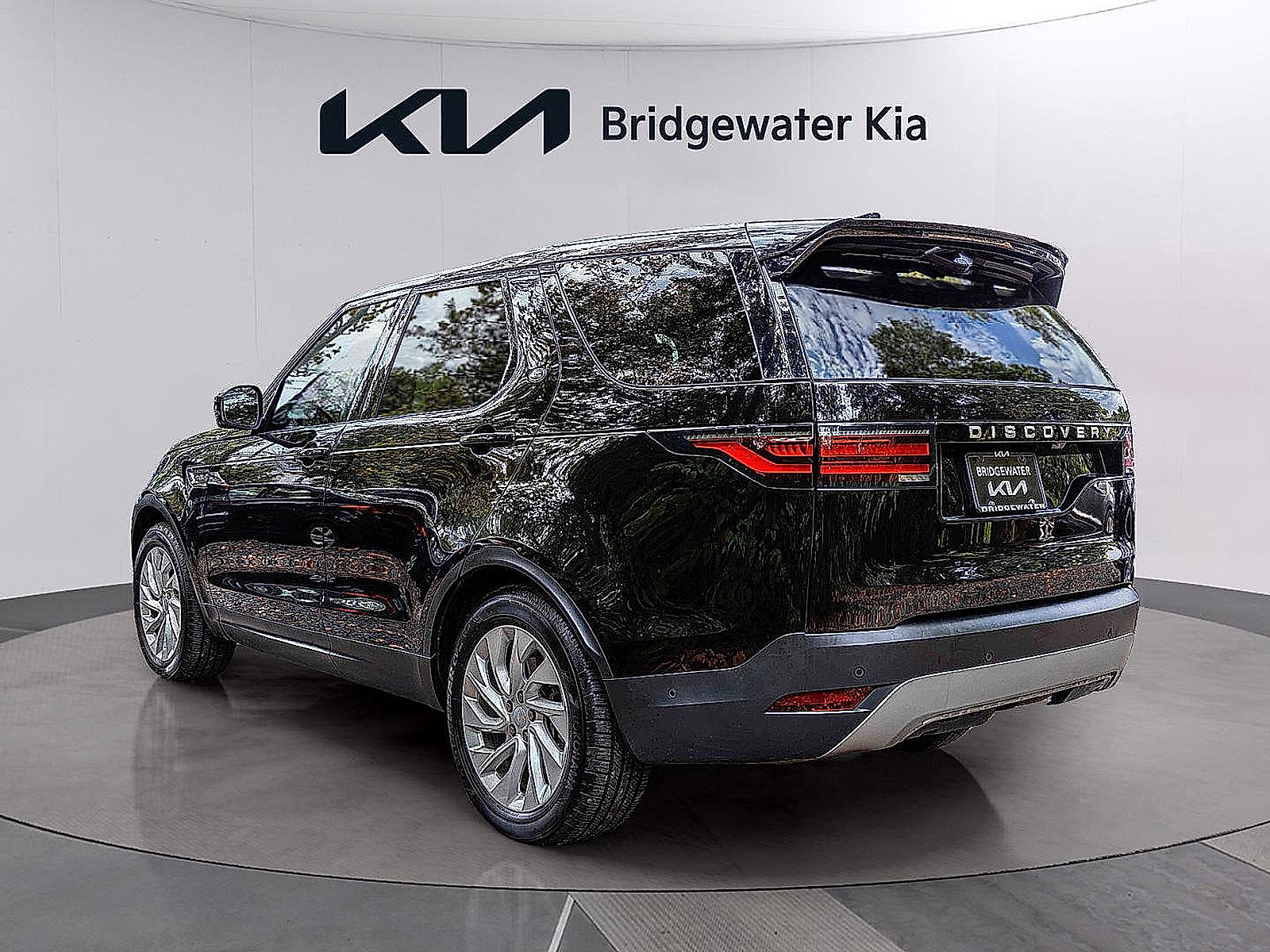 Used 2024 Land Rover Discovery S image 5