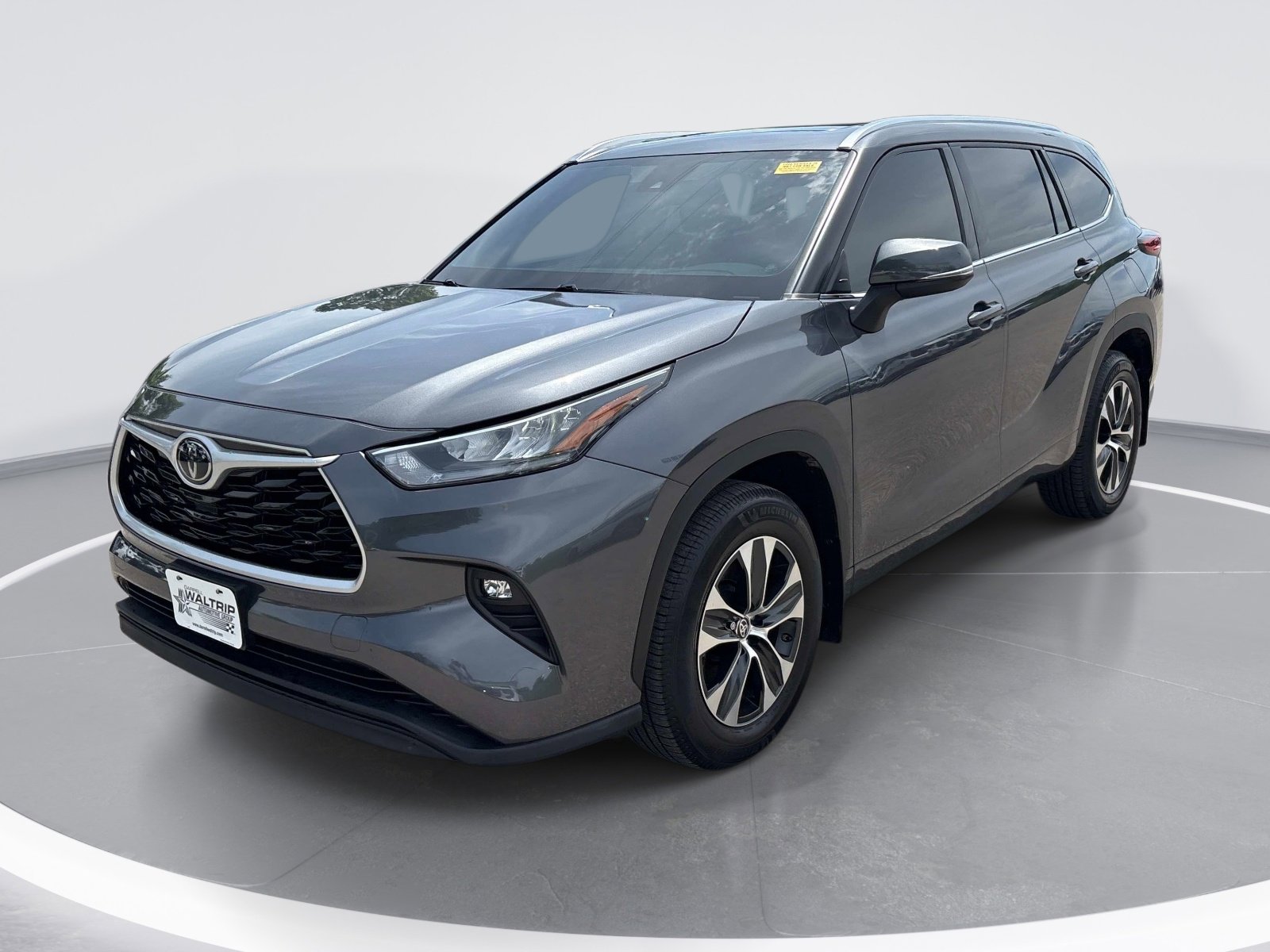 Used 2020 Toyota Highlander XLE AWD/4WD image 3