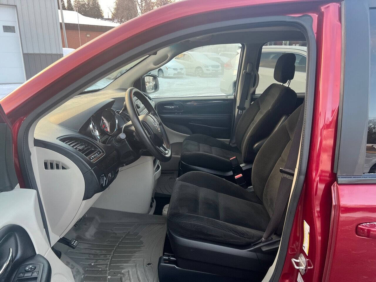 Used 2015 Dodge Grand Caravan SE w/ Quick Order Package 29E SE FWD image 9