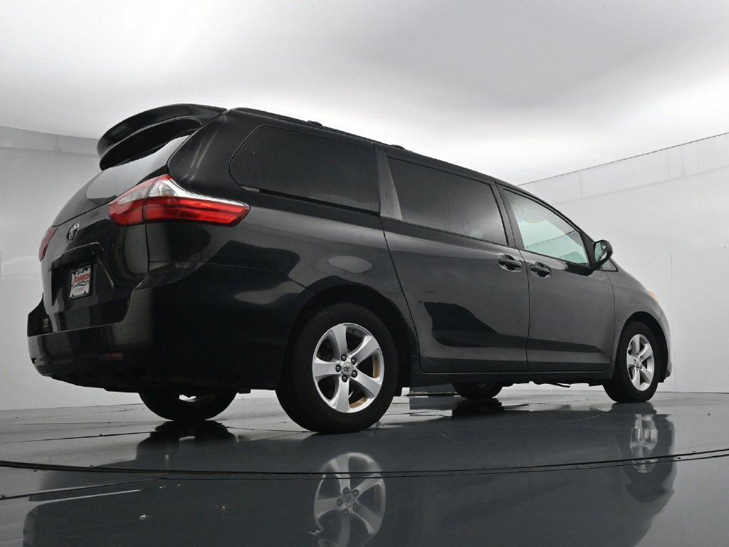 Used 2017 Toyota Sienna LE FWD image 36
