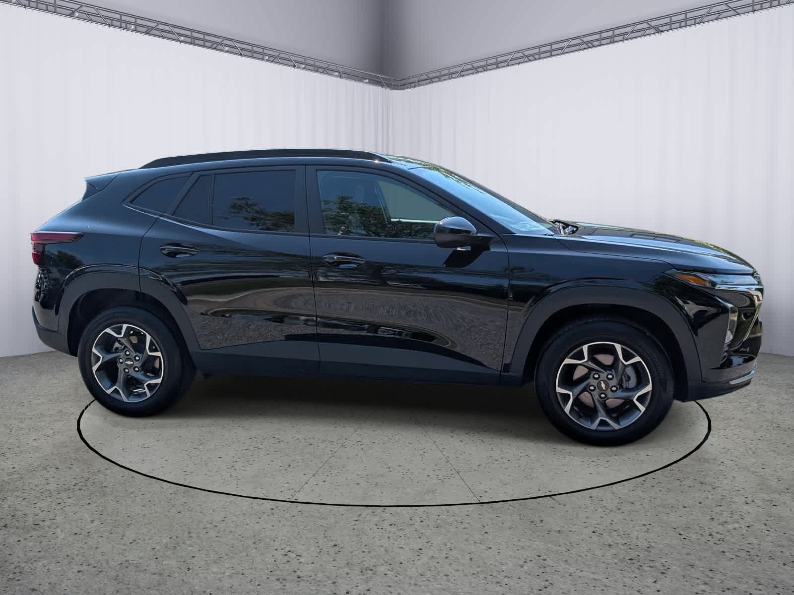 Certified 2025 Chevrolet Trax LT w/ Driver Confidence Package FWD image 2