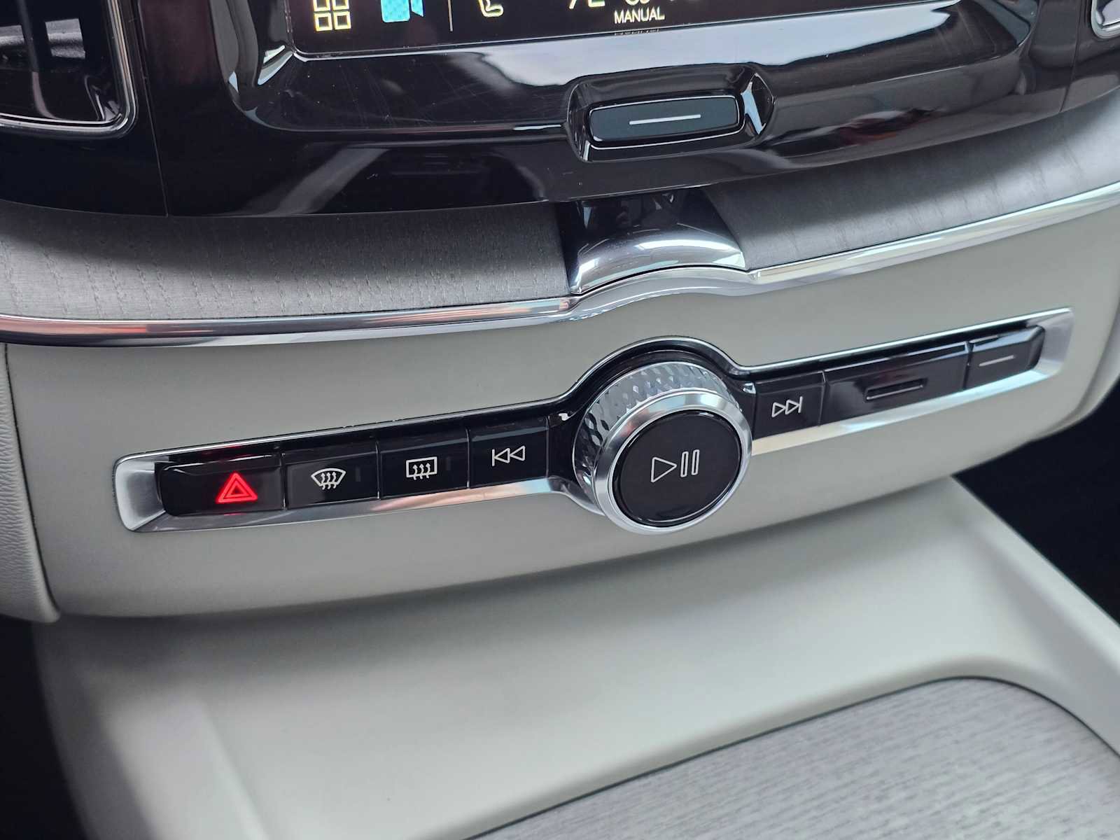 Certified 2024 Volvo XC60 T8 Plus w/ Protection Package Premier image 29