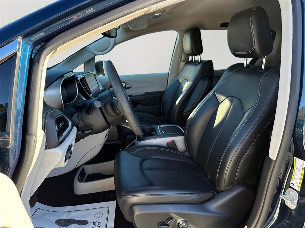 Used 2023 Chrysler Pacifica Touring-L image 24