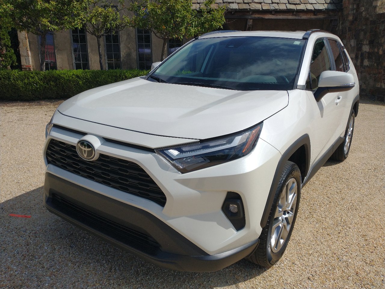 Used 2022 Toyota RAV4 XLE Premium image 6