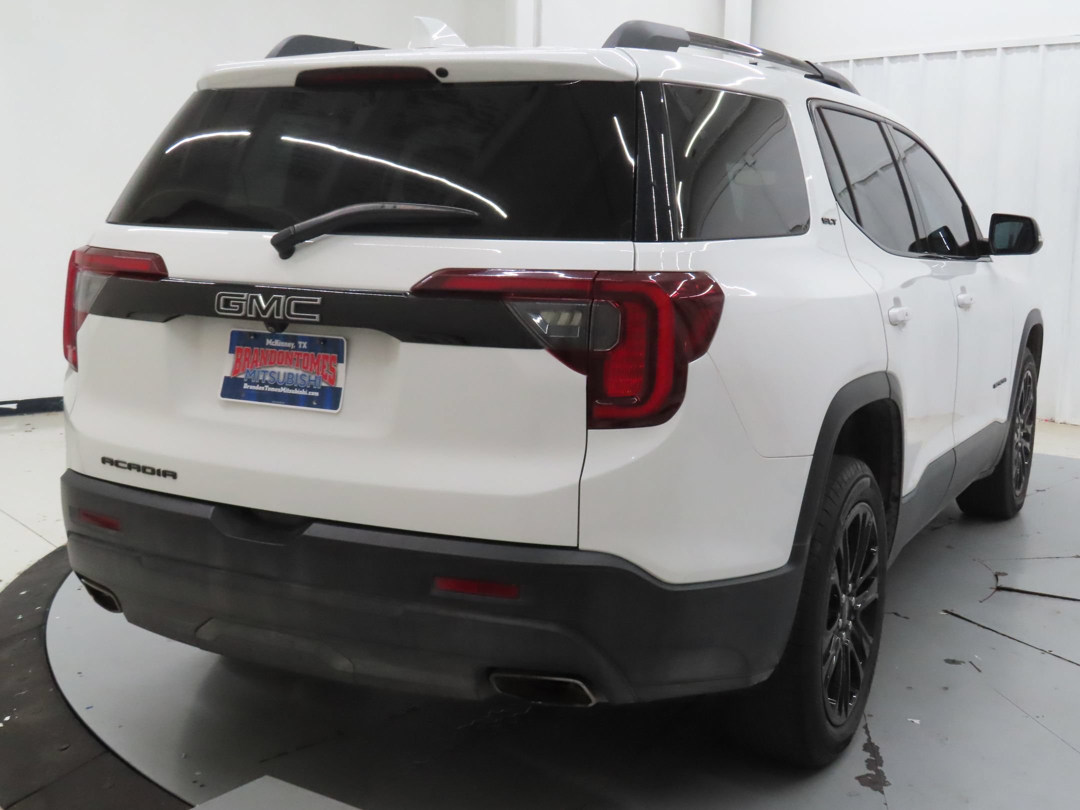 Used 2023 GMC Acadia SLT w/ Elevation Edition FWD image 3