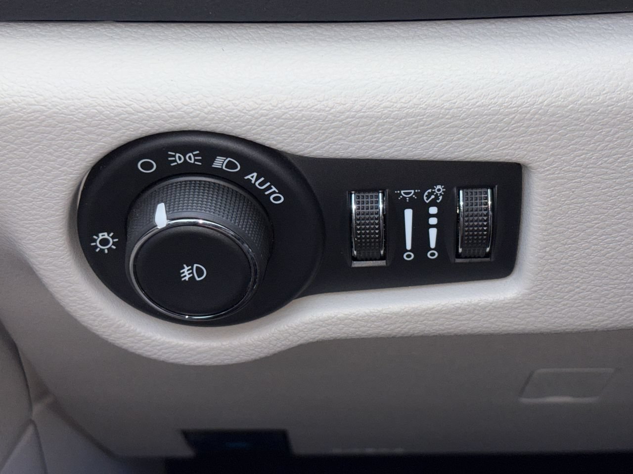 Used 2024 Chrysler Pacifica Touring-L FWD image 13