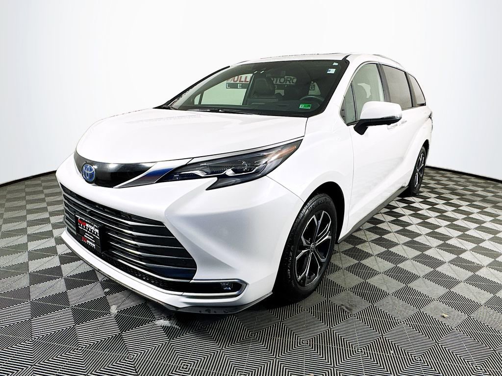 Used 2025 Toyota Sienna Platinum image 3