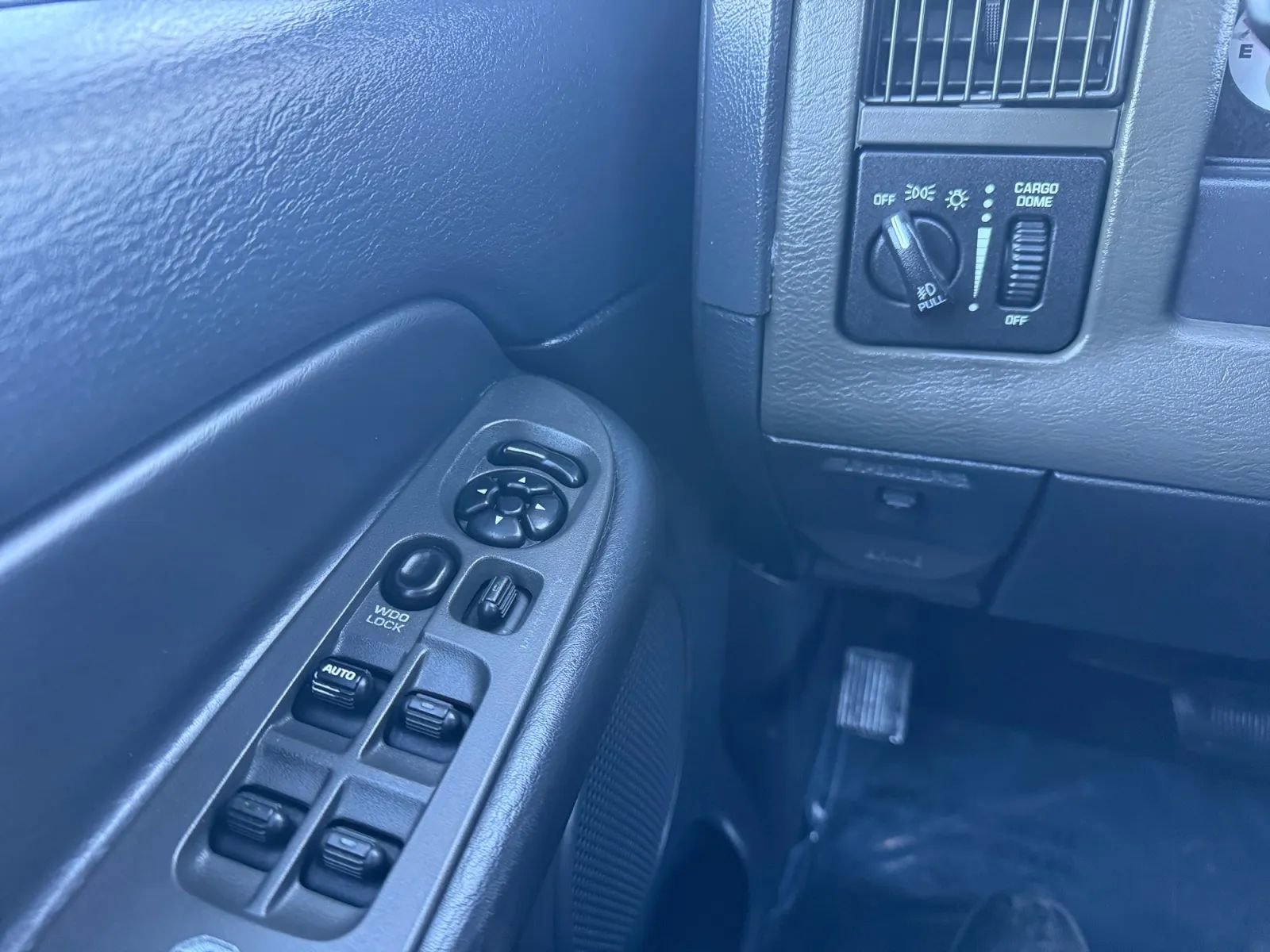 Used 2003 Dodge Ram 2500 Truck SLT image 19