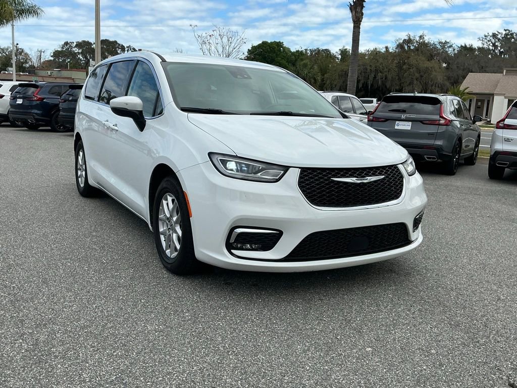 Used 2023 Chrysler Pacifica Touring-L image 13