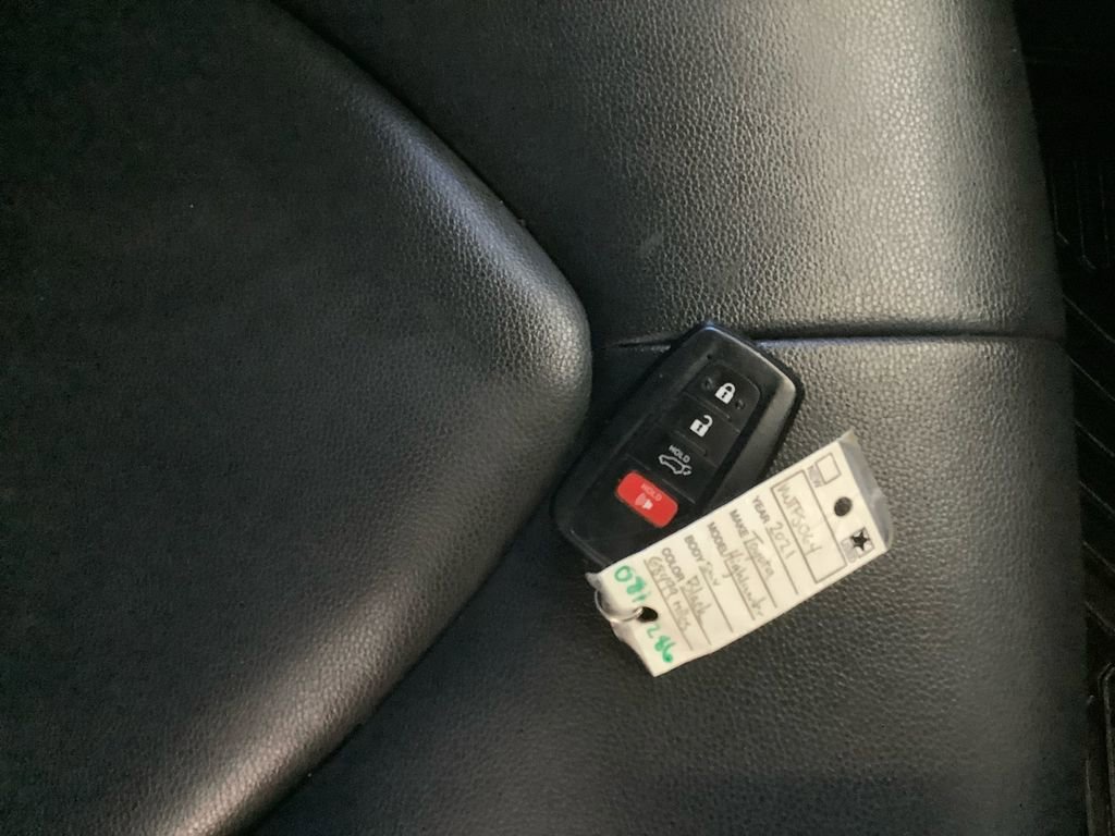 Used 2021 Toyota Highlander XLE image 28