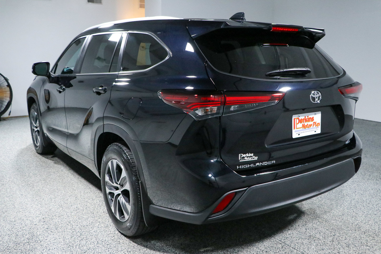 Used 2024 Toyota Highlander XLE FWD image 9