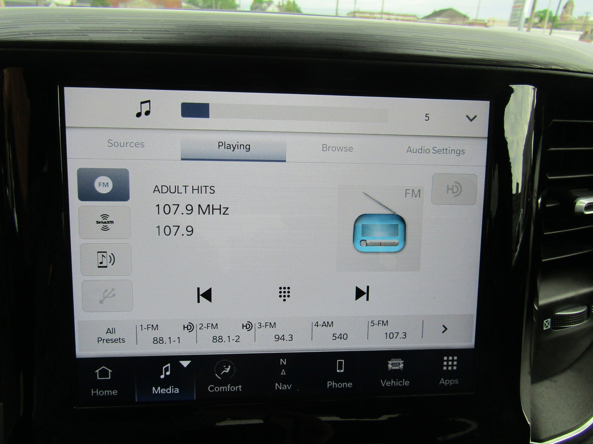 Used 2024 RAM 1500 Laramie AWD/4WD image 28