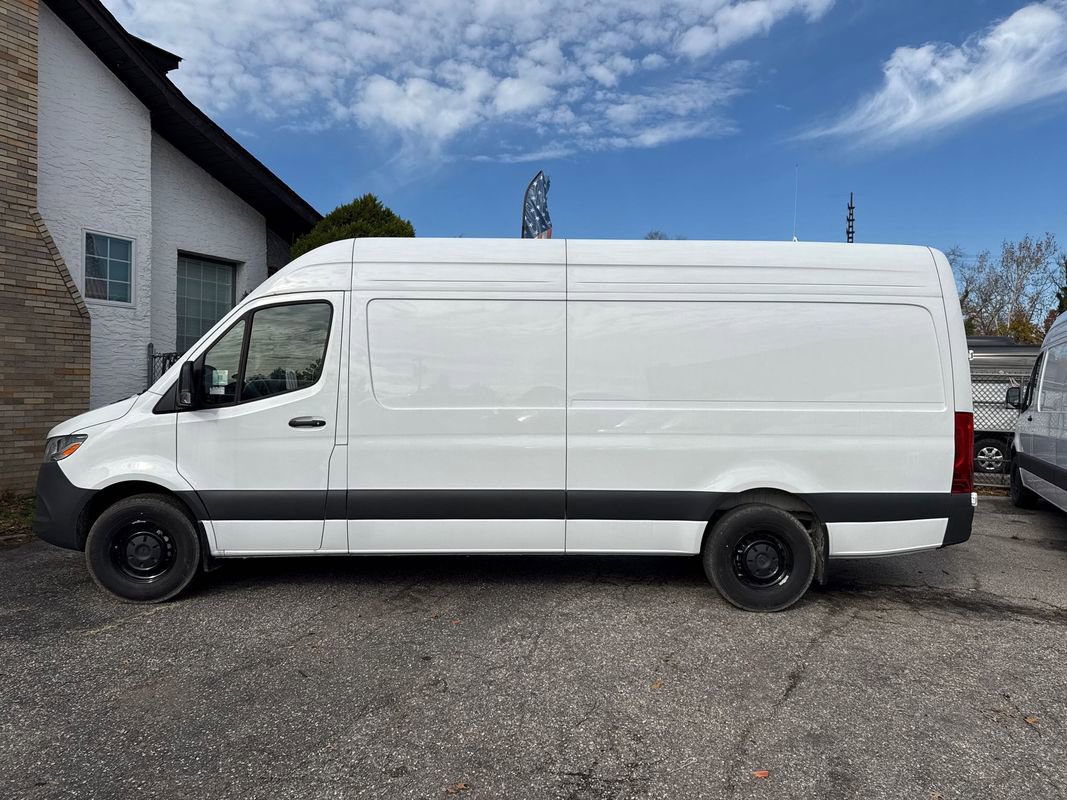 Used 2025 Mercedes-Benz Sprinter 2500 image 4