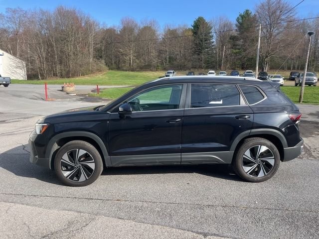 Used 2025 Volkswagen Taos SE image 8