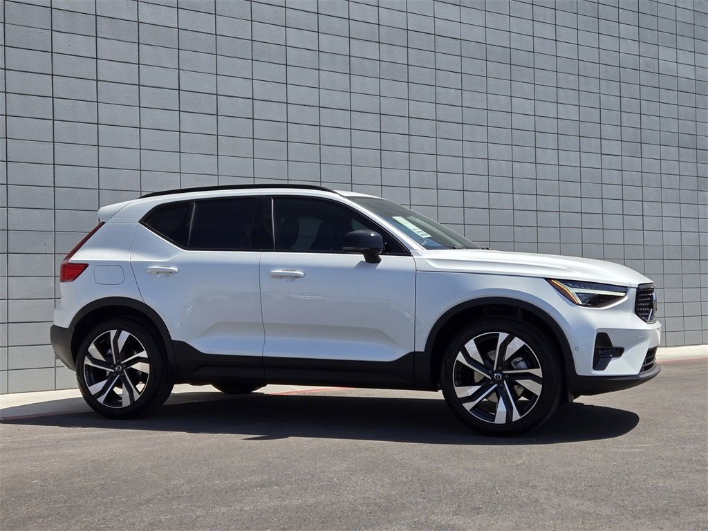 New 2025 Volvo XC40 B5 Plus w/ Protection Package Premier image 4
