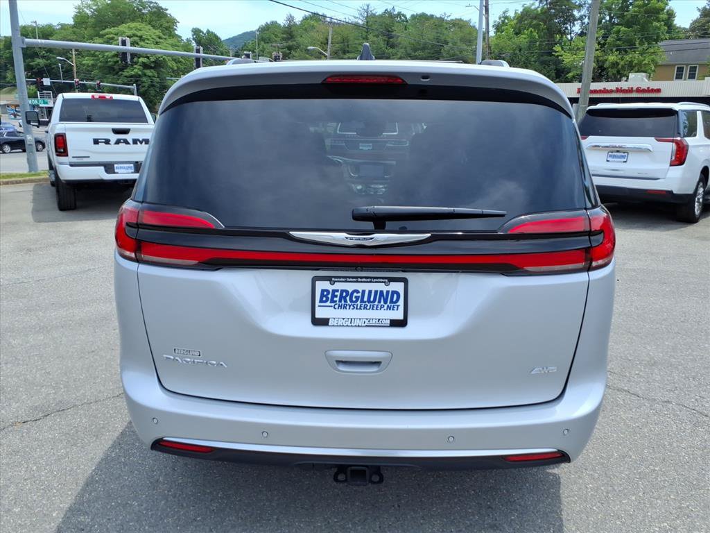 Used 2024 Chrysler Pacifica Pinnacle w/ Trailer Tow Group AWD/4WD image 5