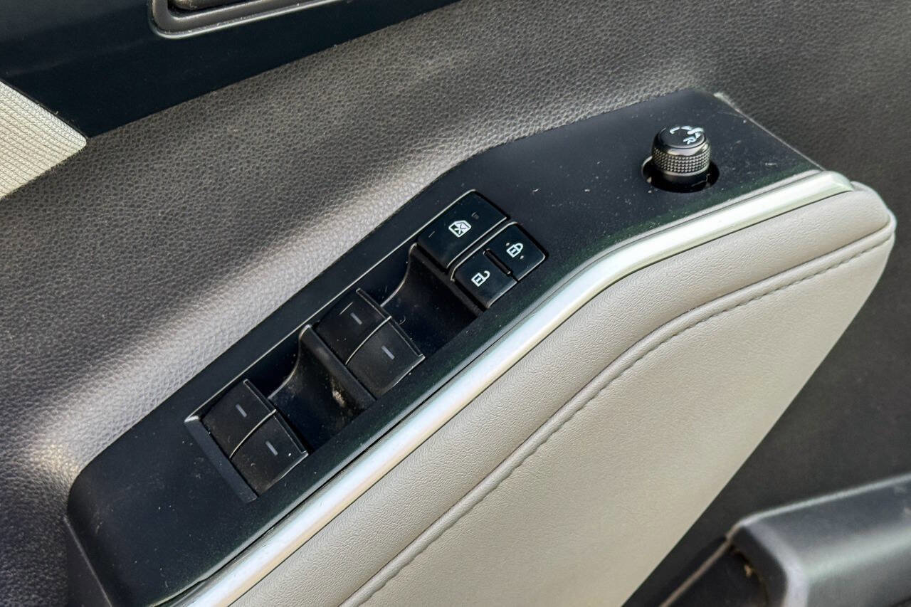 Used 2020 Toyota Highlander LE image 24