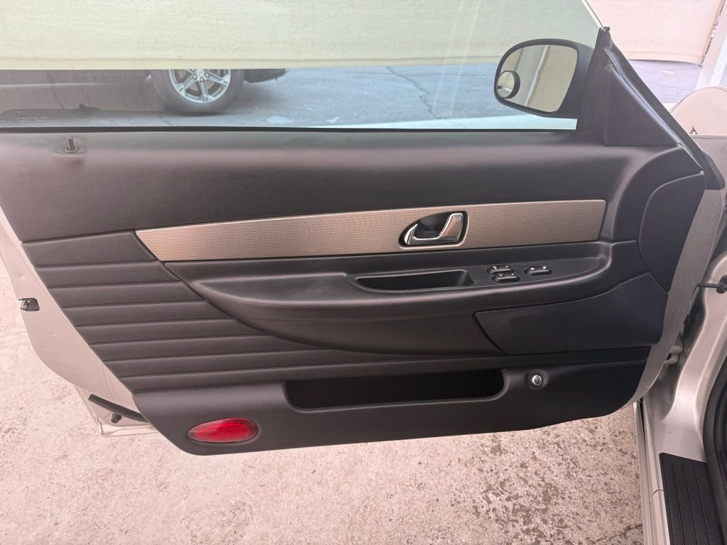 Used 2004 Ford Thunderbird image 13