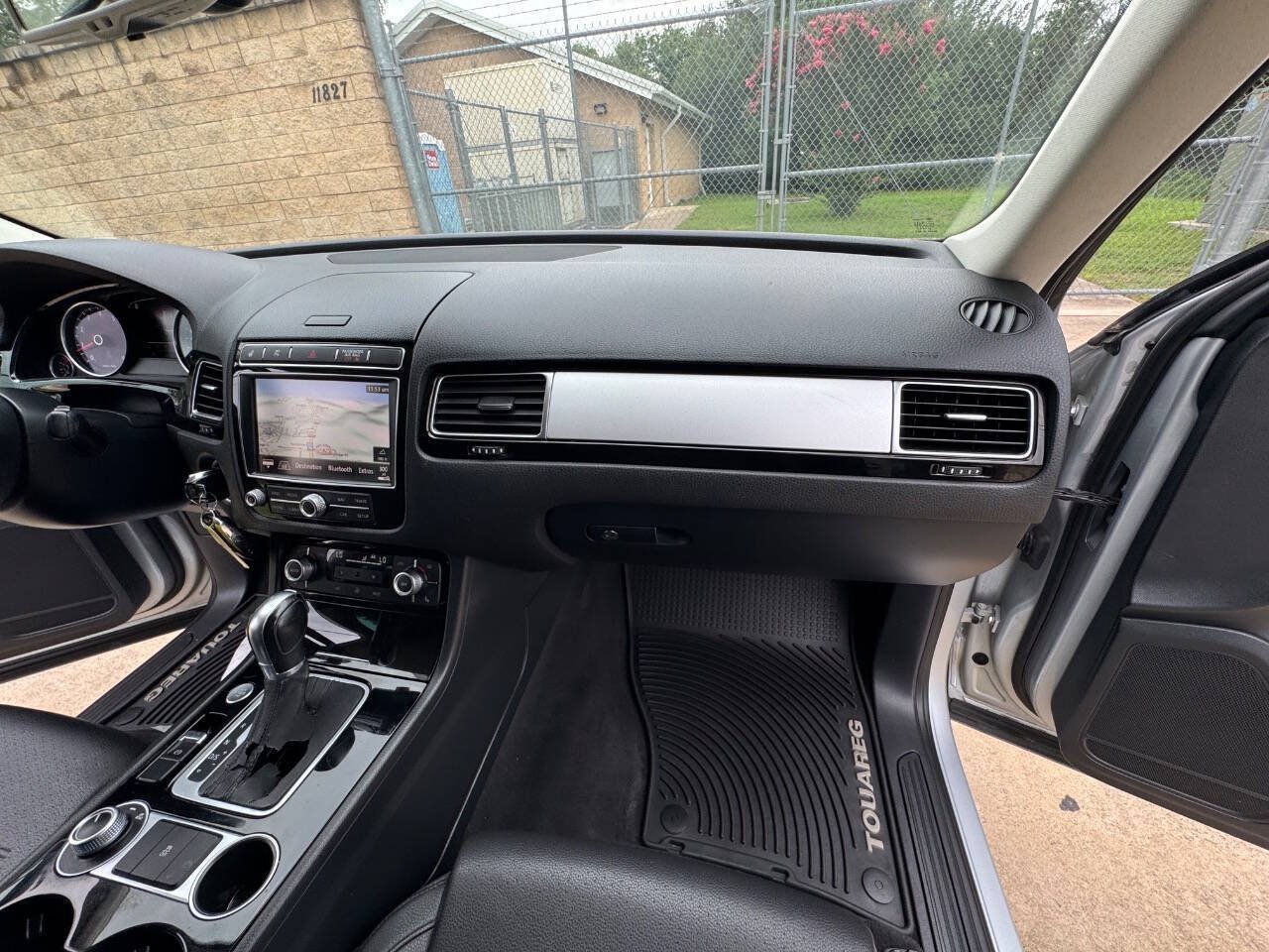 Used 2016 Volkswagen Touareg Sport AWD/4WD image 26