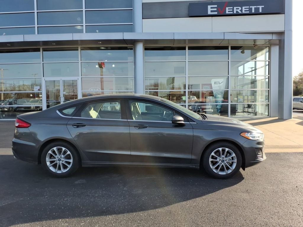 Used 2020 Ford Fusion SE image 2